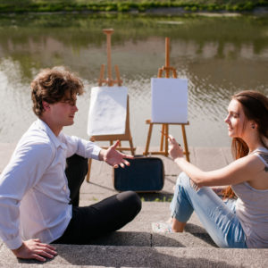 Man talking to woman, highlighting how we experience the world in different ways and how it affects our communication.